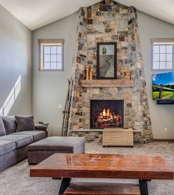 Quiet Livingroom with Alpine fireplace