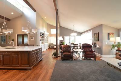 Living area with Corner dining