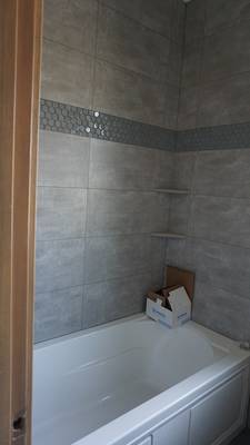 Tub surround Tile detail