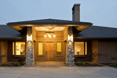 Covered entry with full Masonry posts